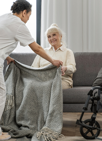 aide-a-domicile-personne-agee-fauteuil-roulant-monaco-sante-services Aide à domicile personne âgée