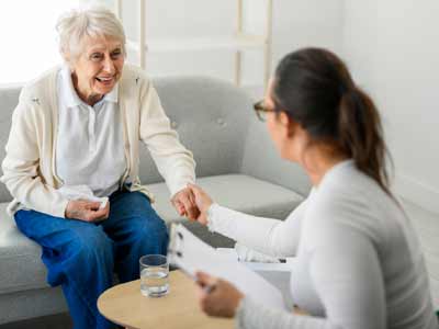 Jeune femme aide une femme senior à son domicile.