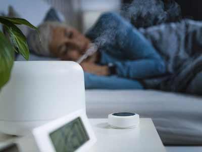 Personne âgée en train de dormir à son domicile avec des appareils de confort.