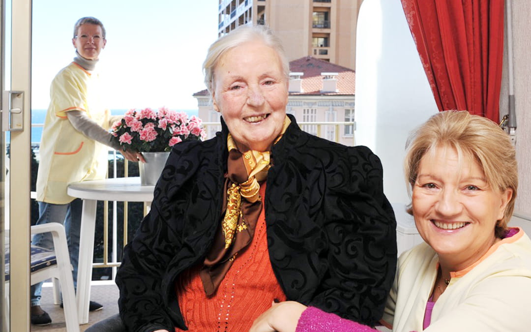 Auxiliaire de vie accompagnant une bénéficiaire à Monaco.